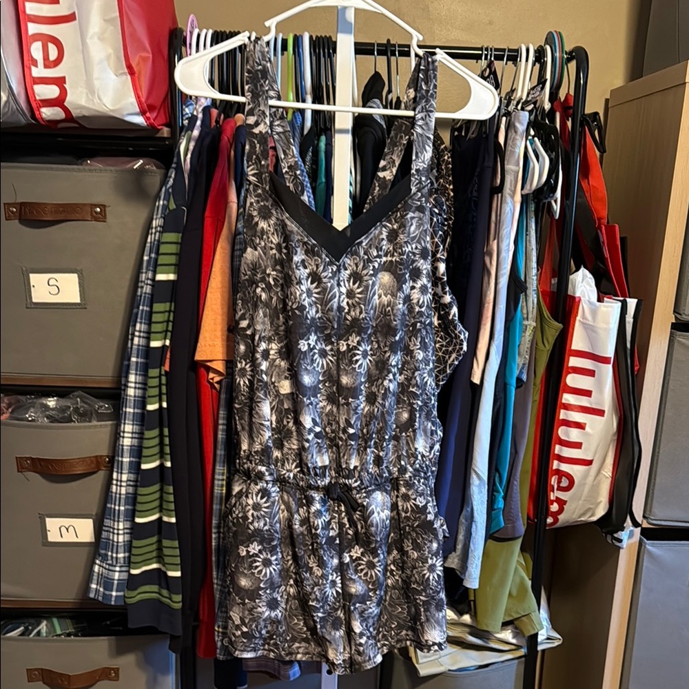 Lululemon The Runsie Sz 8 Flowabunga Black Angel Wing Black Romper Jumpsuit 919
